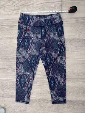 Patagonia women’s centered crop Leggings in blue and a geometric pattern size M